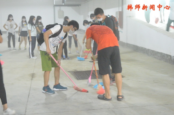 各二级学院积极开展校园卫生清洁活动